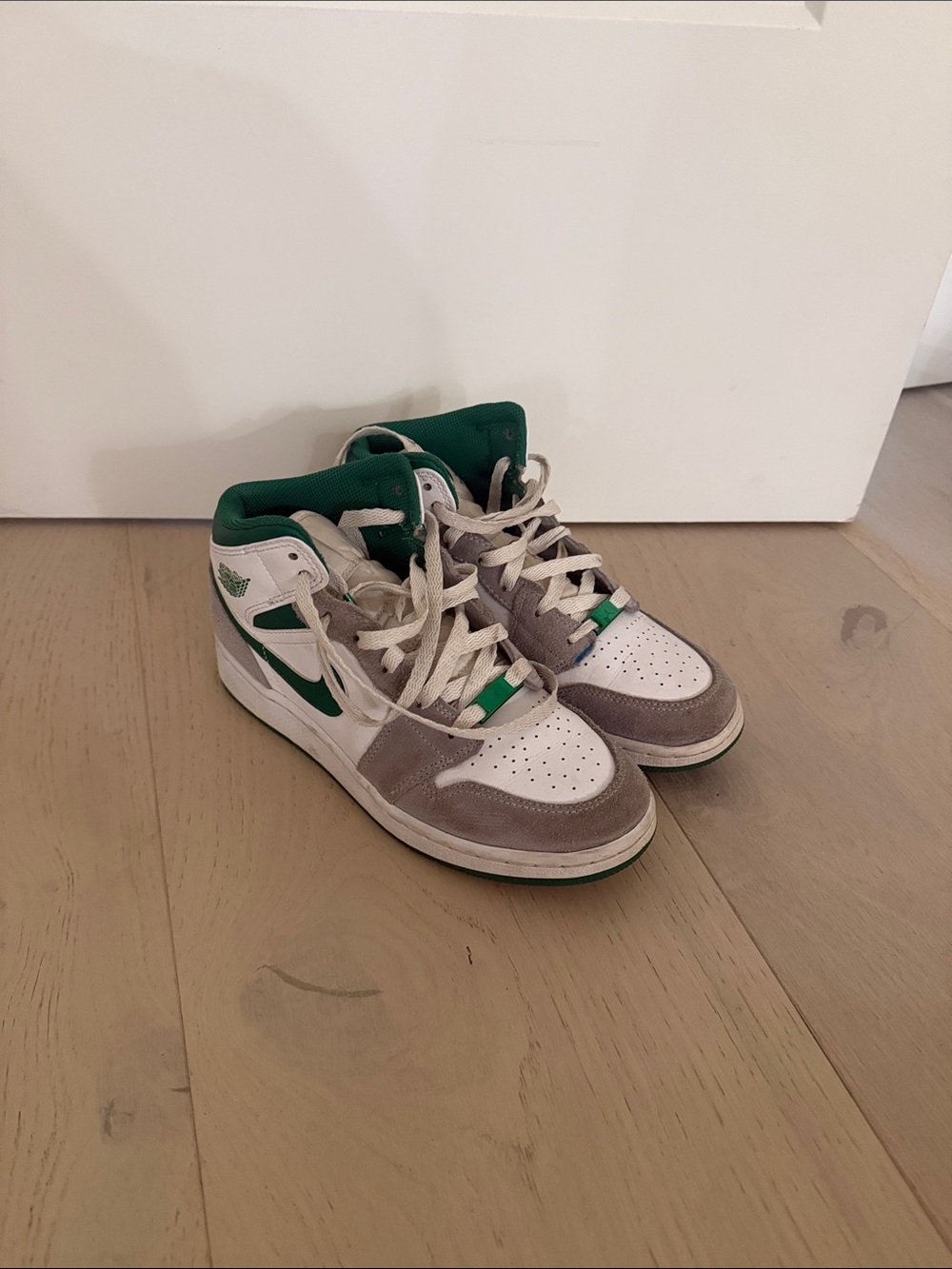 jordan sneakers, men’s size 5- women’s size 7
